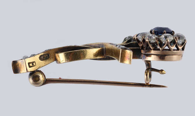 Брошь из золота (по клейму 56), общим весом 7,88 грамма, содержит природные вставки